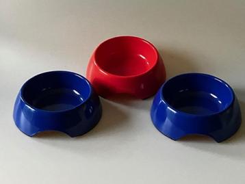 3 kattenvoerbakjes beschikbaar voor biedingen