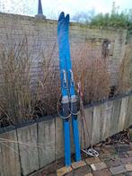 Oude houten ski's met bindingen en stokken, Ophalen