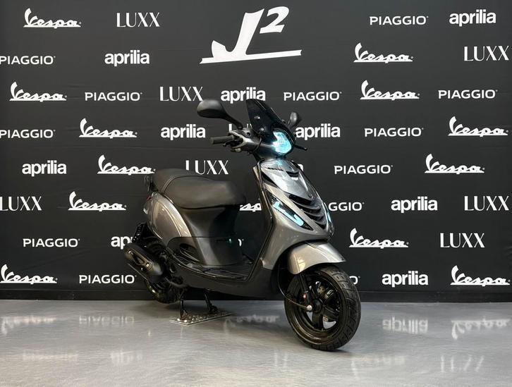 Piaggio Zip | Agaat Grijs | Brom | 2021 | 9505 km, Fietsen en Brommers, Fietsen | Bakfietsen, Zo goed als nieuw, Ophalen of Verzenden