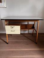 Vintage houten bureau met formica blad en lades, Huis en Inrichting, Bureaus, Gebruikt, Ophalen