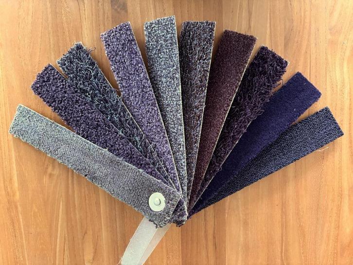 Bunch met staaltjes tapijt vloerbedekking paars aubergine 2, Huis en Inrichting, Stoffering | Tapijten en Kleden, Zo goed als nieuw