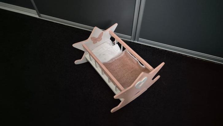 poppenwiegje in goede staat, Kinderen en Baby's, Speelgoed | Poppen, Zo goed als nieuw, Overige typen, Ophalen