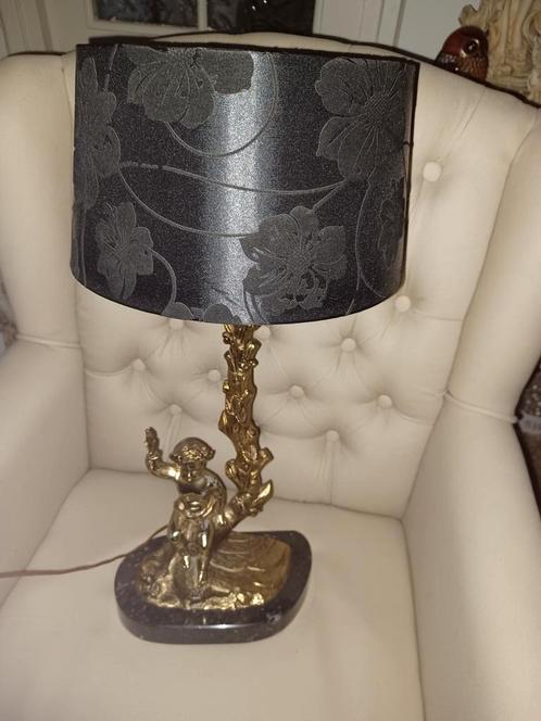 Zware tafellamp met engel  met zwarte kap 25 €, Antiek en Kunst, Antiek | Lampen, Ophalen of Verzenden