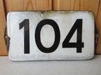 Antiek emaille patina huisnummer 104, Ophalen of Verzenden