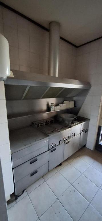Mooie kleine bakwand met toebehoren 2.00 m teab beschikbaar voor biedingen