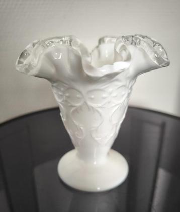 Vintage Melkglas Vaas Fenton USA beschikbaar voor biedingen