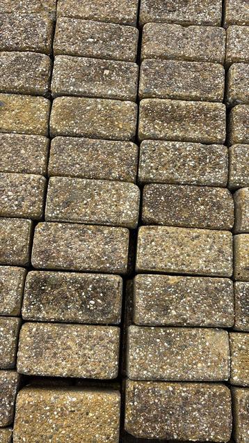 29.4m2 restpartij gebruikte Betonklinkers bkk geel beschikbaar voor biedingen