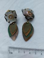 Bloemetjes oorbellen vintage retro van abalone schelp clip, Ophalen of Verzenden, Zo goed als nieuw, Overige kleuren, Overige materialen