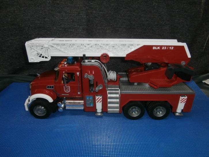 Bruder Mack Brandweer ladderwagen met brandweer man nieuw, Kinderen en Baby's, Speelgoed | Speelgoedvoertuigen, Nieuw, Ophalen