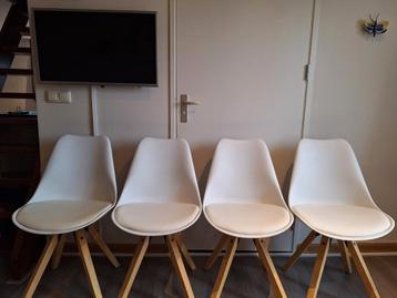 Leen Bakker - Witte kunstof kuipstoeltjes -  beschikbaar voor biedingen