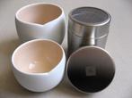 Twee Nespresso origin kopjes en Nespresso cacaostrooier, Nieuw, Ophalen of Verzenden, Overige stijlen, Kop(pen) en/of Schotel(s)