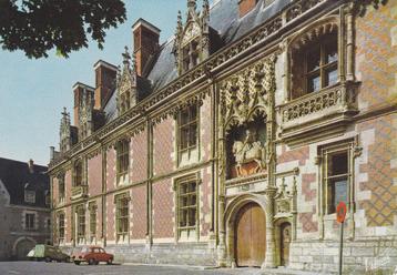 Frankrijk, Blois , kasteel met auto's oa Renault Dauphine