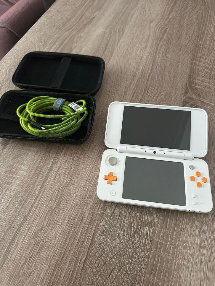 NEW Nintendo 2DS XL met hoesje, oplaadkabel en 64gb SD kaart, Spelcomputers en Games, Games | Nintendo 2DS en 3DS, Zo goed als nieuw