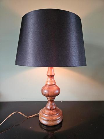 Houten tafellamp / schemerlamp / lampvoet met zwarte kap beschikbaar voor biedingen