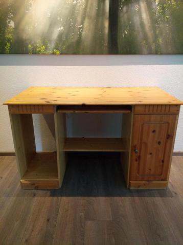 Houten bureau  beschikbaar voor biedingen
