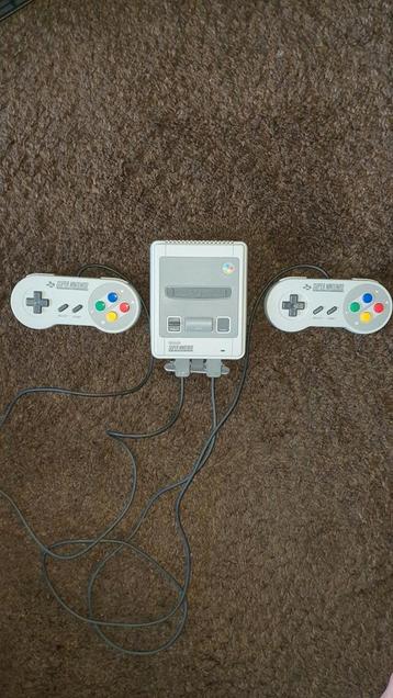 Super Super Nintendo Mini
met 21 ingebouwde spellen  beschikbaar voor biedingen