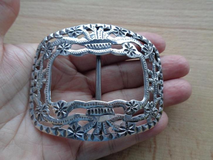 antiek zilveren grote gesp met mooie decoratie [802], Antiek en Kunst, Antiek | Goud en Zilver, Zilver, Verzenden