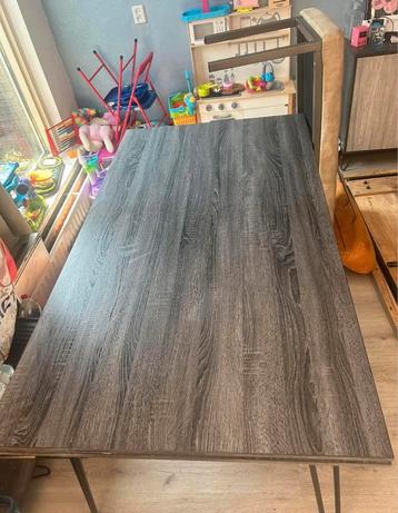 Grijzige eettafel  beschikbaar voor biedingen