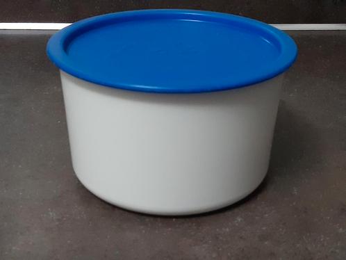 Tupperware voorraad trommel wit met blauw druk deksel, Huis en Inrichting, Keuken | Tupperware, Gebruikt, Blauw, Wit, Ophalen of Verzenden