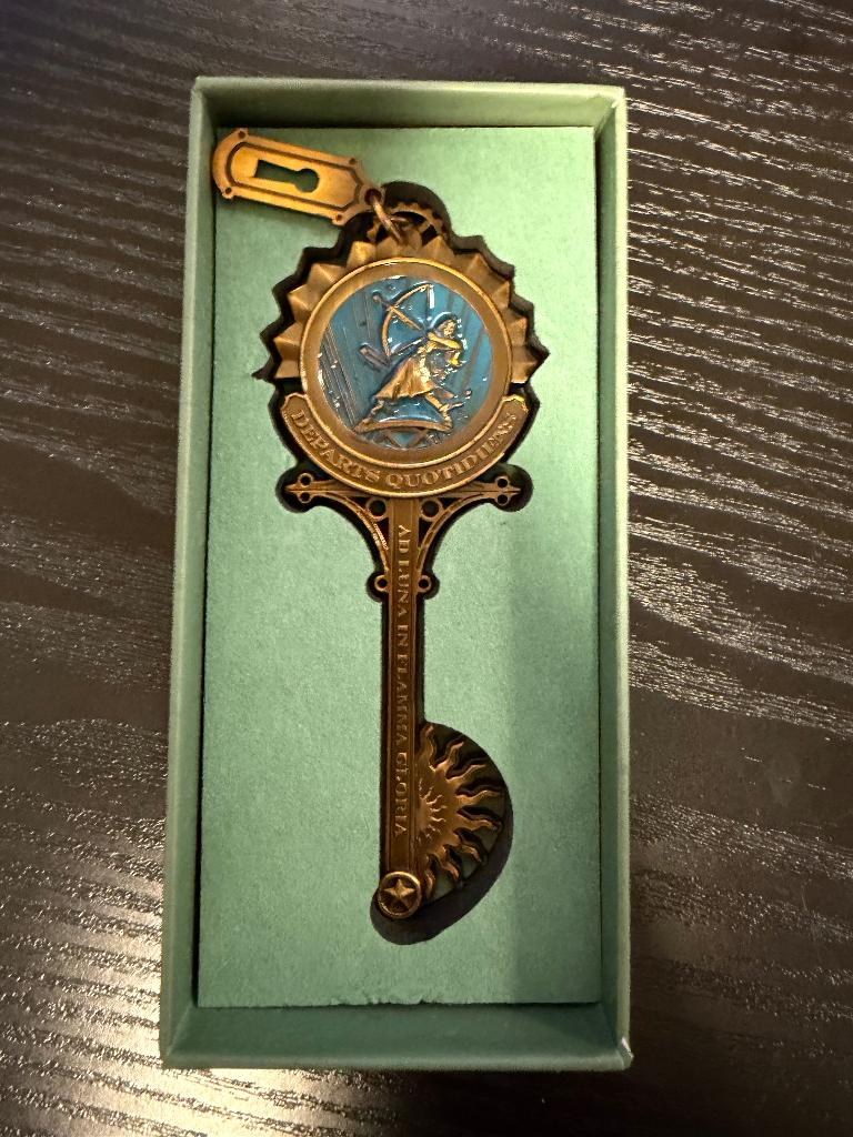 Disney attraction key (Sleutel) - Space Mountain - LE, Ophalen of Verzenden, Overige figuren, Nieuw, Beeldje of Figuurtje