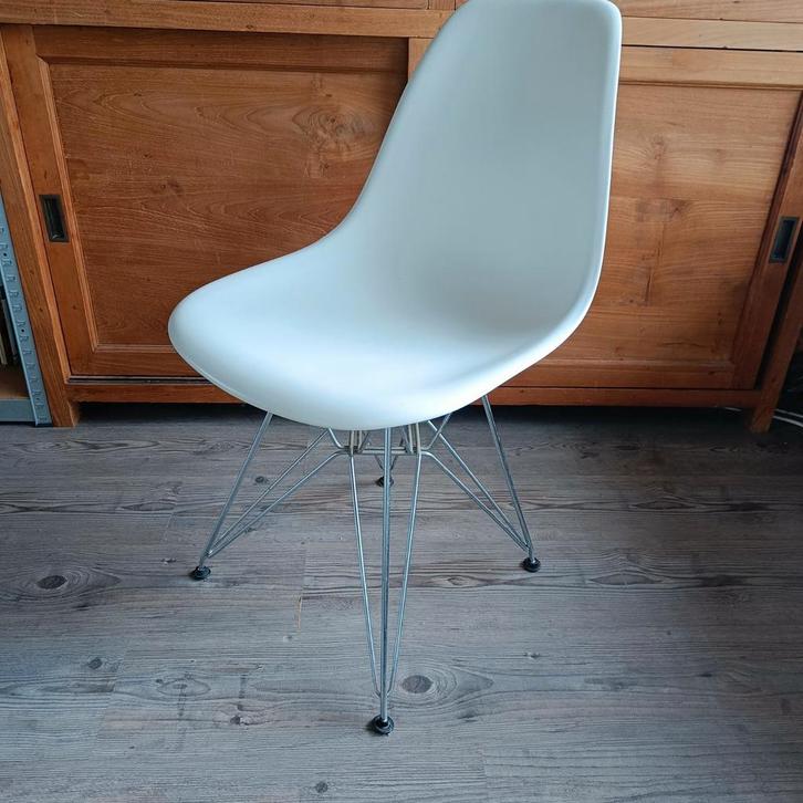 4x Witte Vitra DSR Eames kuipstoel Plastic Chair eiffel poot, Huis en Inrichting, Stoelen, Zo goed als nieuw, Vier, Kunststof