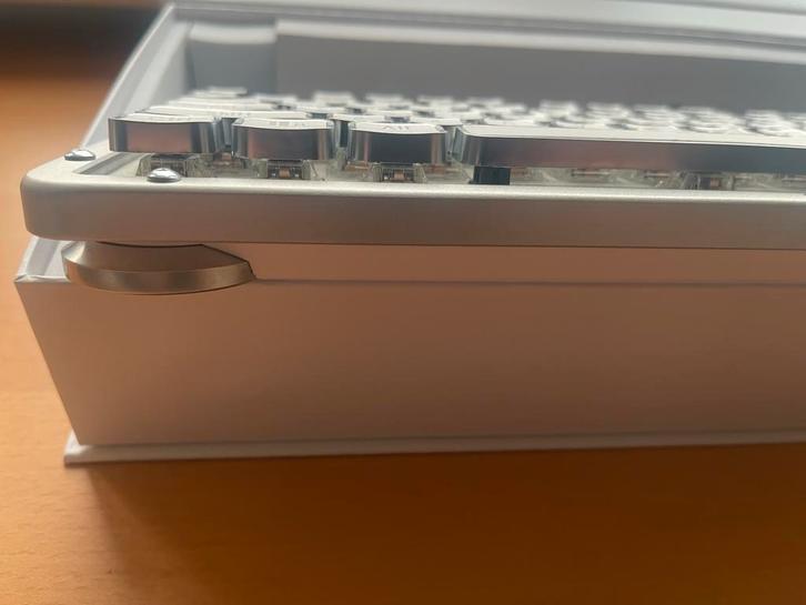 AZIO Retro Keyboard QWERTY - Nieuw in doos!, Computers en Software, Toetsenborden, Nieuw, Qwerty, Draadloos, Multimediatoetsen