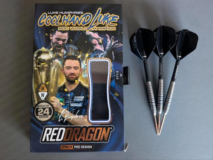 Red Dragon Luke Humphries 90%, Sport en Fitness, Darts, Zo goed als nieuw, Pijlen, Ophalen of Verzenden