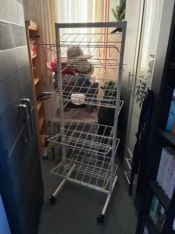 Tijdschriftenrek op wielen, circa 1,50m hoog, 8 mandjes beschikbaar voor biedingen