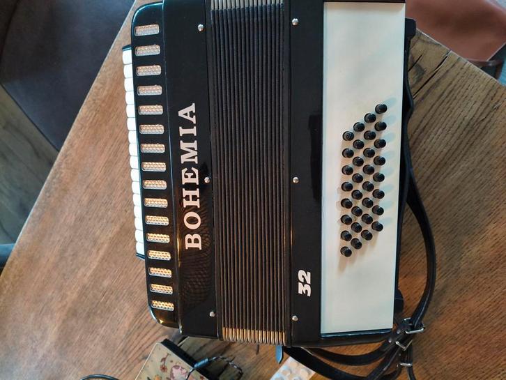 Bohemia Toetsaccordeon 32-bas, Muziek en Instrumenten, Accordeons, Gebruikt, Toetsaccordeon, 32-bas, Overige merken, Met riemen