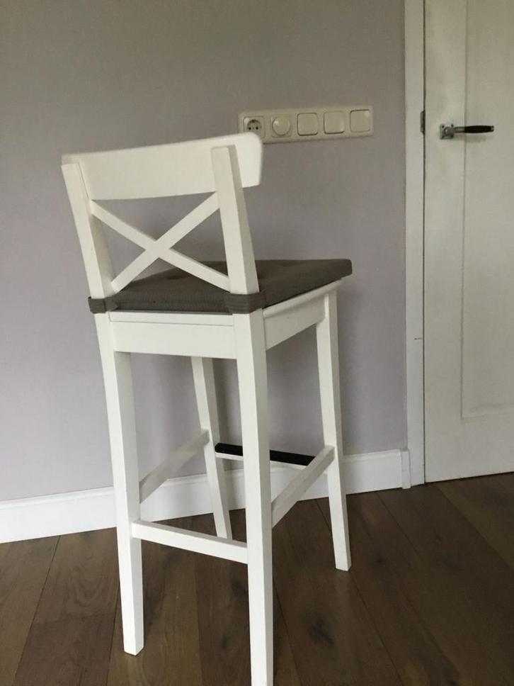 Bartafel met 6 barkrukken en 6 witte stoelen, Huis en Inrichting, Barkrukken, Gebruikt, 90 cm of meer, Hout, 5 krukken of meer