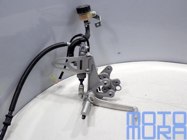 Voetsteun rechts Suzuki GSXR 600 750 L1 L5 2011 2015 GSX-R r, Motoren, Onderdelen | Suzuki, Gebruikt, Ophalen of Verzenden