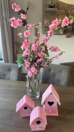 Super gave roze vogelhuisjes en mooie bloemen in een vaas, Zo goed als nieuw, Ophalen