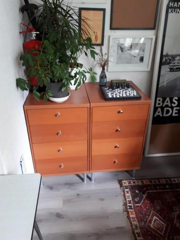 twee ladenkasten  beschikbaar voor biedingen