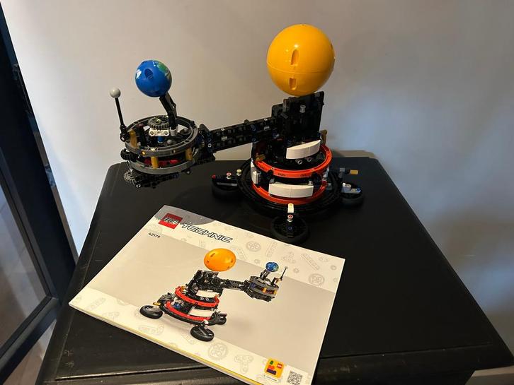 LEGO 42179 - Planet Earth and Moon in Orbit, Kinderen en Baby's, Speelgoed | Duplo en Lego, Zo goed als nieuw, Lego, Complete set