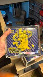 Pokemon surging spark etb met acryl case, Ophalen of Verzenden, Zo goed als nieuw, Boosterbox