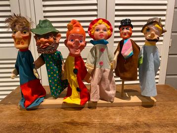 Poppenkast handpoppen op rekje beschikbaar voor biedingen