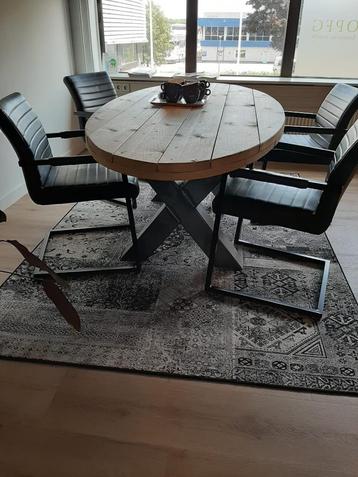 Eettafel, steigerhout met stoelen en kleed