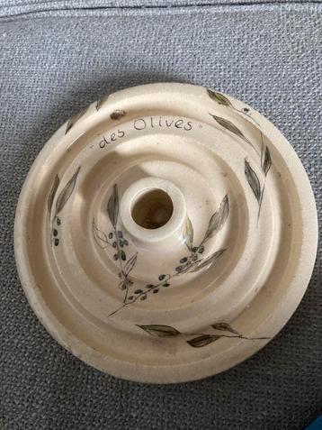 Een bijzondere en zware olijvenschaal beschikbaar voor biedingen