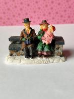 Kerstdorp: Familie op bankje, Ophalen of Verzenden, Gebruikt