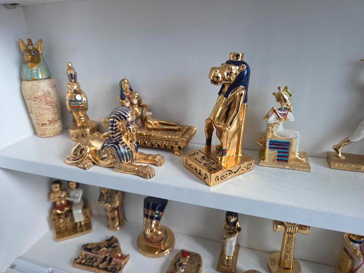 Egyptische Beeldjes Collectie + Kast, Antiek en Kunst, Kunst | Beelden en Houtsnijwerken, Ophalen