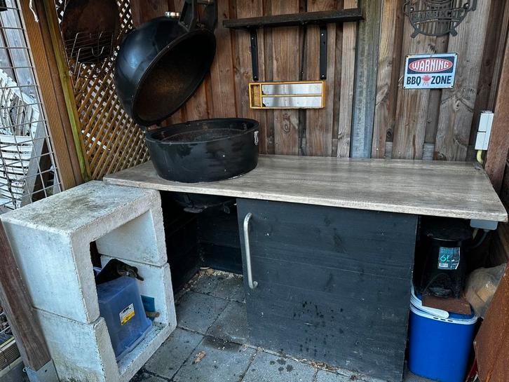 Barbecue met of zonder keukenmeubel., Tuin en Terras, Houtskoolbarbecues, Gebruikt, Met accessoires, Ophalen