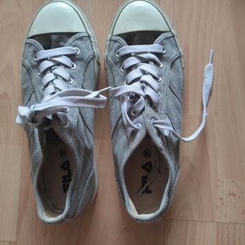 Grijze sneaker van Fila.  beschikbaar voor biedingen