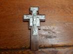gedetailleerd metalen kruisje op houten achtergrond., Antiek en Kunst, Ophalen of Verzenden