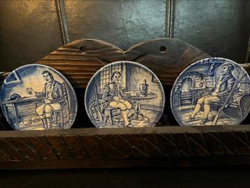 3 bordjes Engels ! In houten bakje beschikbaar voor biedingen