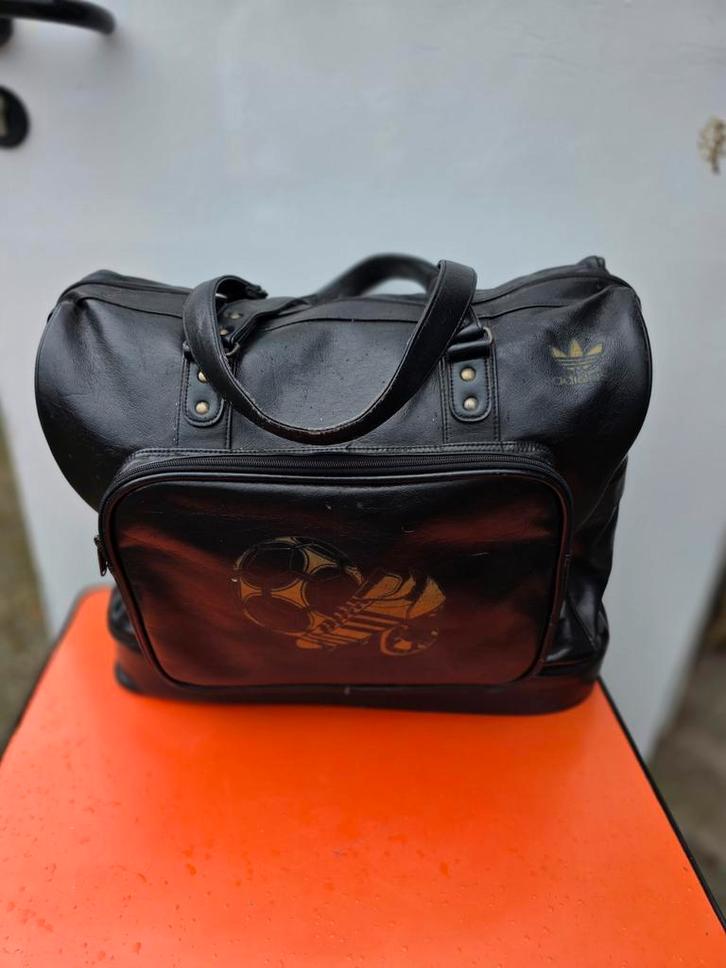 Vintage Adidas sporttas jaren 80, Sieraden, Tassen en Uiterlijk, Tassen | Damestassen, Gebruikt, Handtas, Zwart, Ophalen of Verzenden