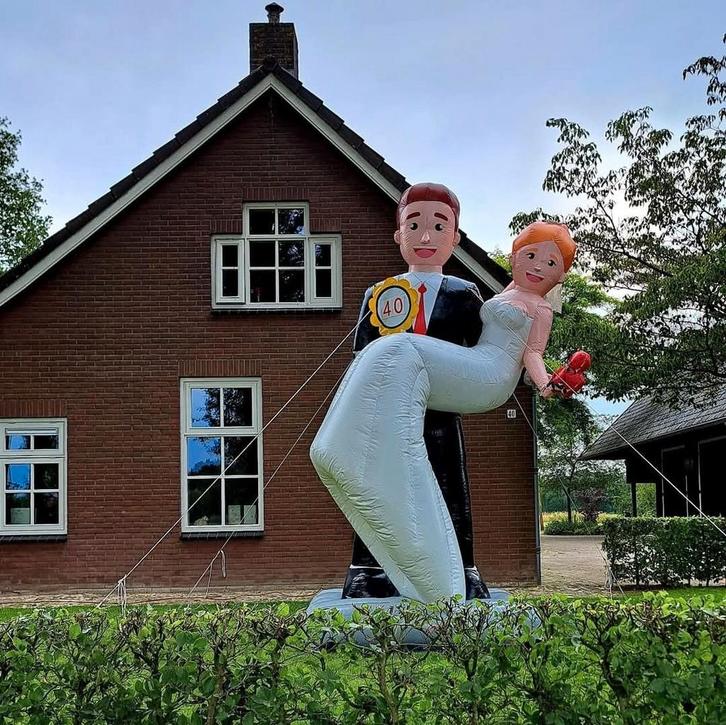 Prachtig opblaasbaar bruidspaar/Echtpaar te huur!, Hobby en Vrije tijd, Feestartikelen | Verhuur, Zo goed als nieuw, Overige, Ophalen of Verzenden