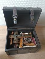 Grote houten koffer met religieuze items, Ophalen