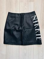 Nikkie zwarte nepleren rok met tekst - Maat M, Maat 38/40 (M), Zwart, Ophalen of Verzenden, Zo goed als nieuw