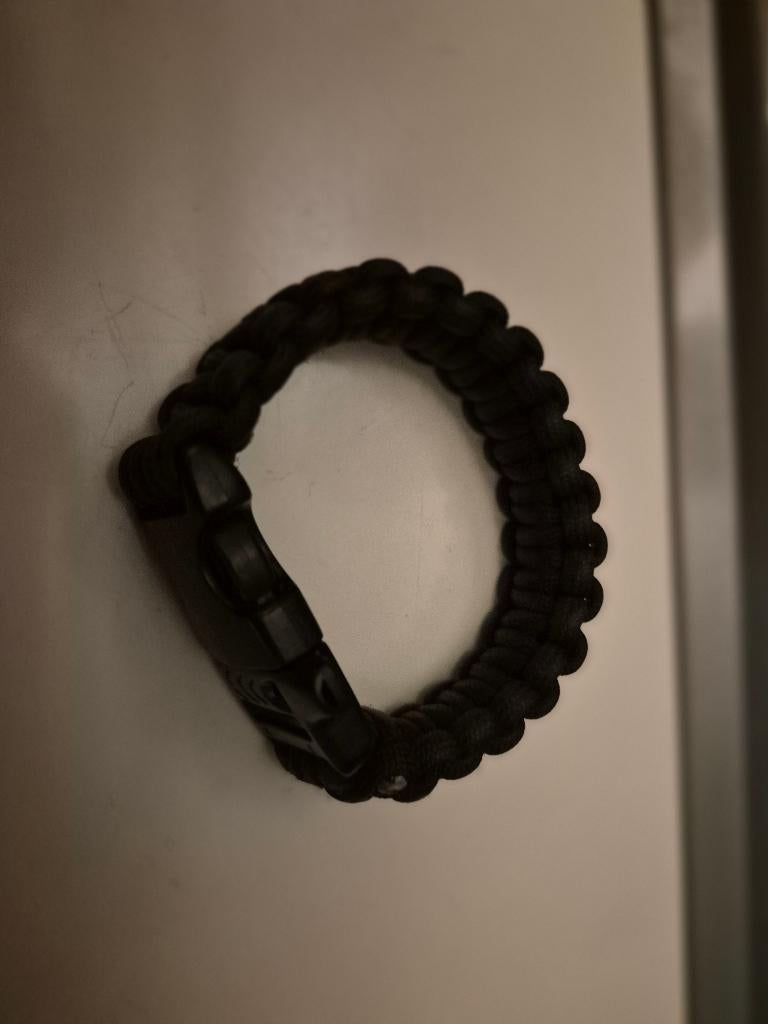 Paracord armband noodfluit | Paracord survival bracelet, Ophalen of Verzenden, Zo goed als nieuw, Zwart, Sneakers of Gympen