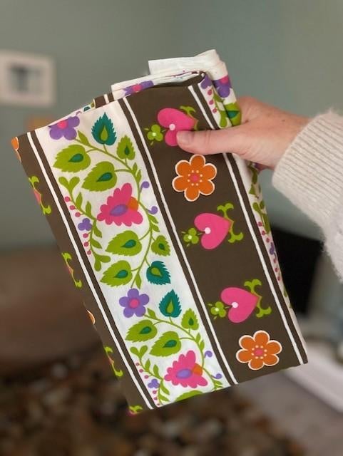 Stof Aristo hartjes bloemen strepen kleurtjes retro, Bruin, 120 cm of meer, Nieuw, Ophalen of Verzenden